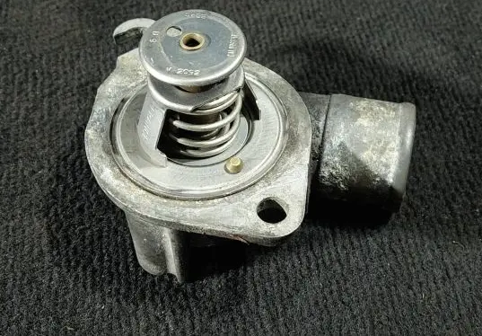 Saab 9-5 Thermostat/thermostat housing 2832