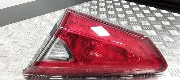 Nissan Pulsar Tailgate rear/tail lights 18066