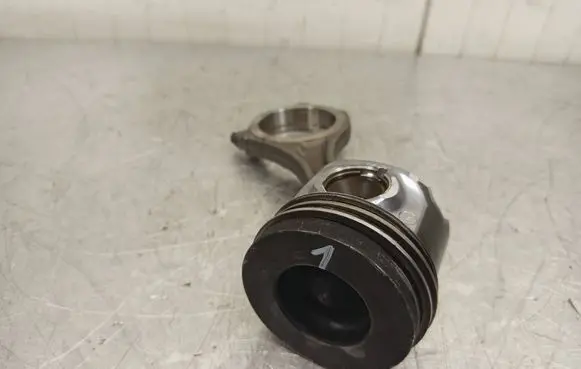 Audi Q7 4L Piston with connecting rod