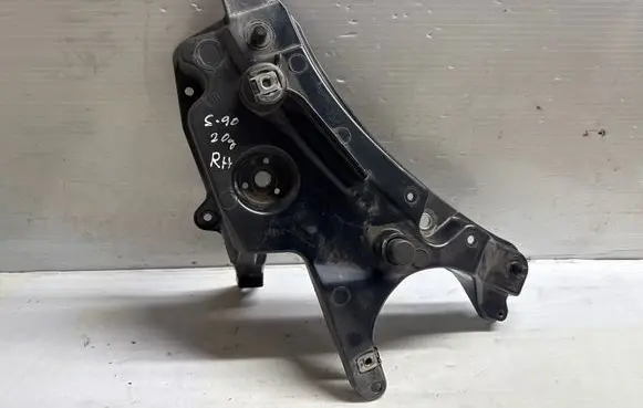 Volvo S90, V90 Fender mounting bracket 31447898