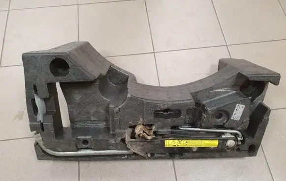 Volkswagen PASSAT B6 Tool set 