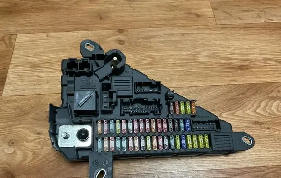 BMW 5 E60 E61 Fuse module 9138830 518956057 6906619