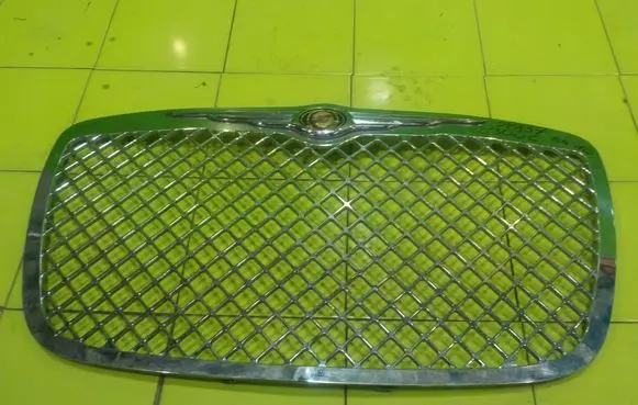 Chrysler 300 - 300C Front bumper upper radiator grill SP137