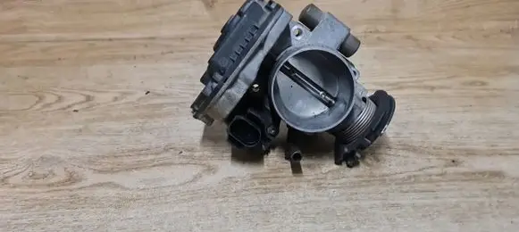 Volkswagen PASSAT B4 Throttle valve 037133067D