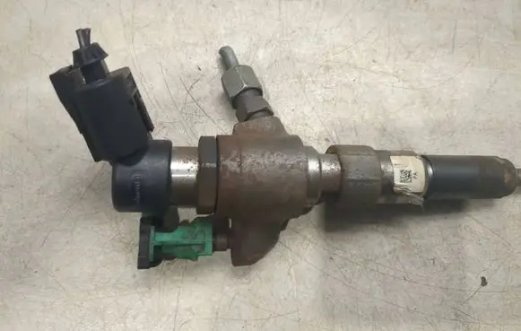 Volvo C30 Fuel injector AV6Q9F593AD
