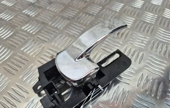 Nissan Qashqai Front door interior handle 8318D