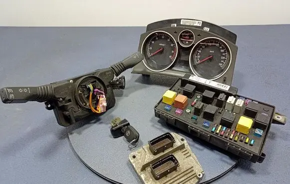 Opel Zafira B Engine control unit/module ECU 55561172