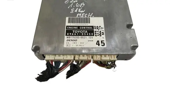 Toyota Avensis T220 Engine control unit/module 8966105450 MB1752005521