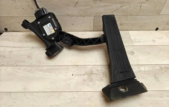 Hyundai i40 Accelerator throttle pedal 327272T900