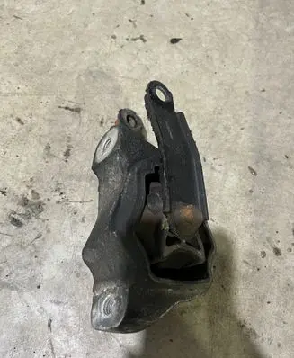 Volvo XC60 Engine mount bracket 8070M18