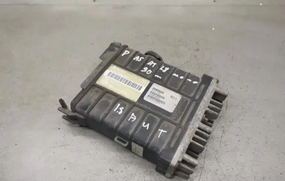 Volkswagen PASSAT B3 Engine control unit/module 0261200261 443907311B