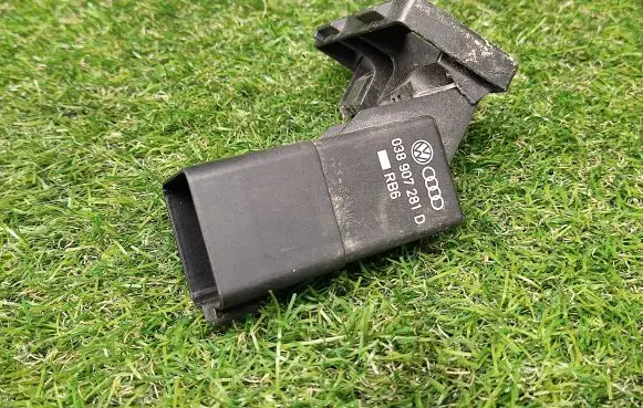 Volkswagen Tiguan Glow plug pre-heat relay 038907281D 0281003038