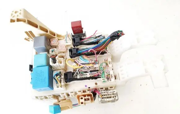 Toyota Yaris Fuse box set 8273052700 82730-52700