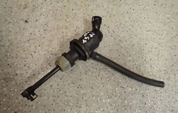 Nissan Note (E12) Clutch master cylinder