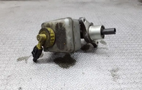 Master brake cylinder