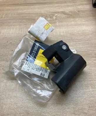 Renault Megane I Rear bumper mounting bracket 7700822117