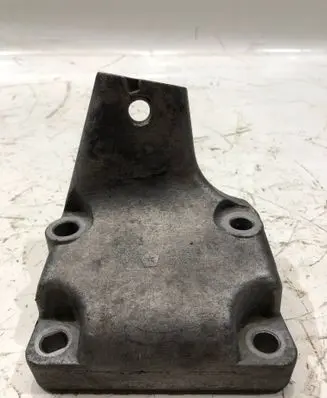 Jeep Grand Cherokee Engine mounting bracket