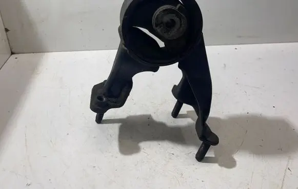 Toyota RAV 4 (XA30) Engine mount bracket