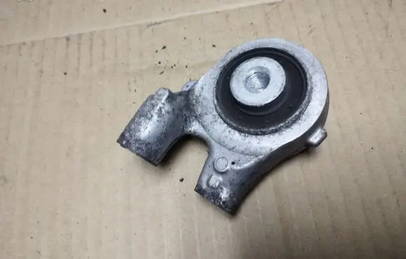 Honda Legend Engine mount bracket