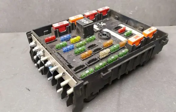 Volkswagen PASSAT B6 Fuse module 3C0937125