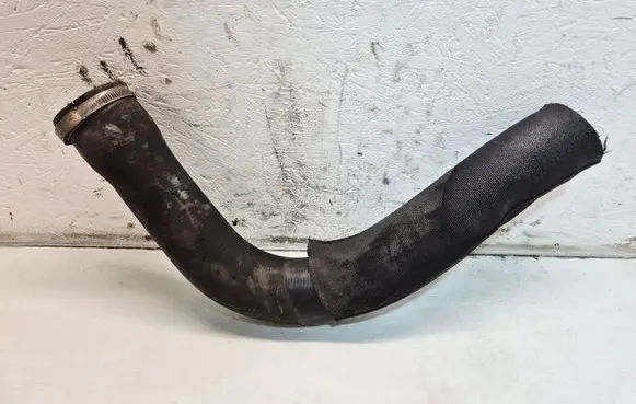 Opel Zafira B Intercooler pipe mounting bracket 