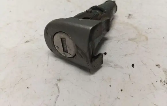 Skoda Octavia Mk2 (1Z) Front door lock (next to the handle) 