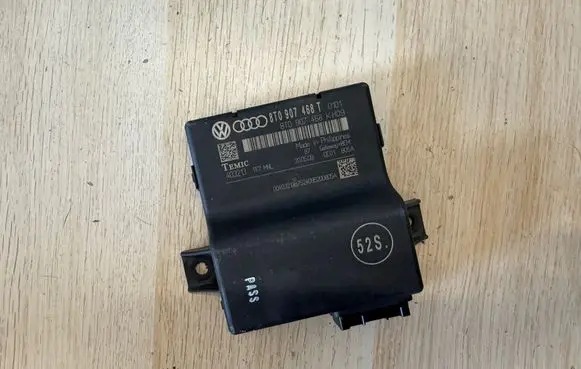 Audi A5 8T 8F Gateway control module 8T0907468T