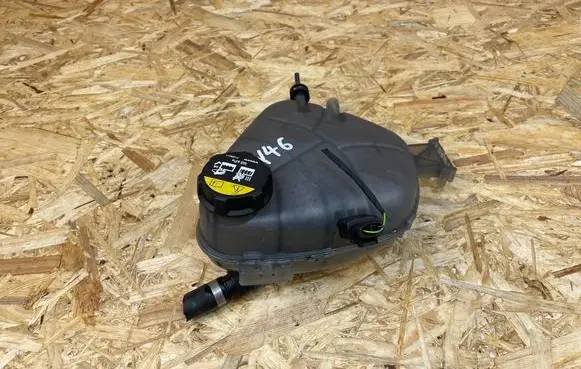 Volvo XC40 Coolant expansion tank/reservoir 31686047