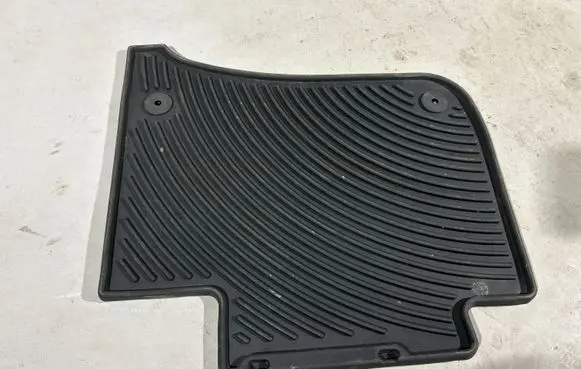 Volkswagen Touareg II Rear floor mat 7P10615500