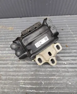 Volkswagen Tiguan Engine mount bracket 5QA199555C