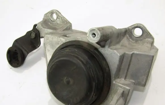 Nissan X-Trail T32 Engine mount bracket