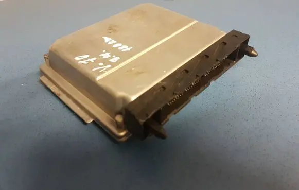 Volvo V70 Engine control unit/module 08667710A 0000018928