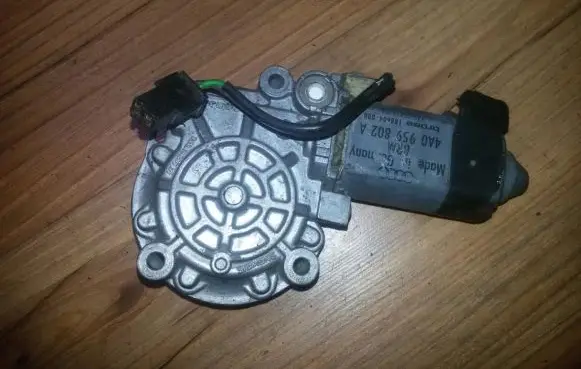 Audi A6 S6 C4 4A Front door window regulator motor 4a0959802a