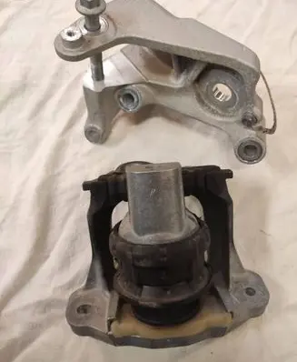 Volvo S60 Engine mount bracket 32298661 31670033 230761416