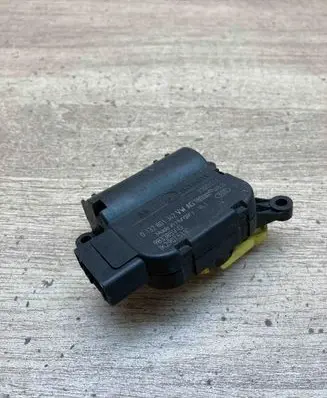 Volkswagen Touran II Air flap motor/actuator 1K2907511C 0132801342