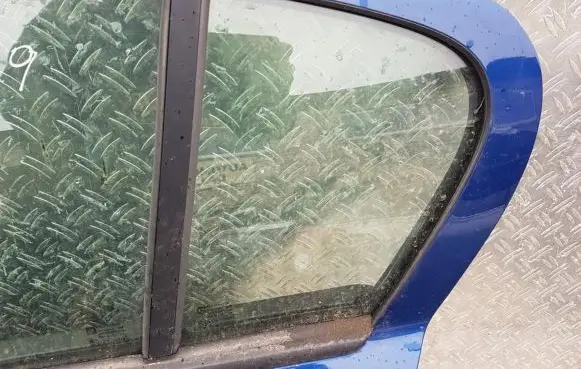 Opel Astra H Rear vent window glass 
