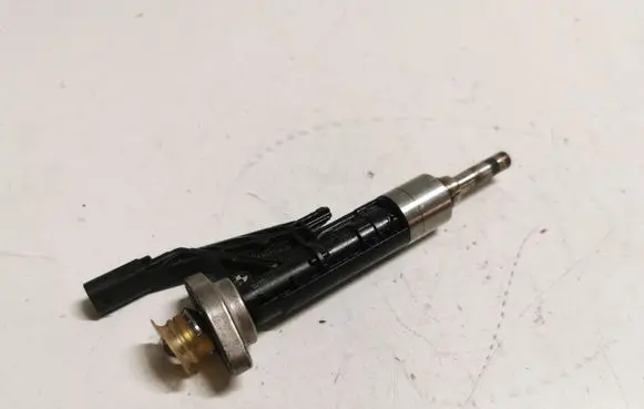 BMW X1 F48 F49 Fuel injector 8625396
