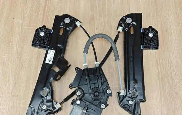 Rear window lifting mechanism without motor