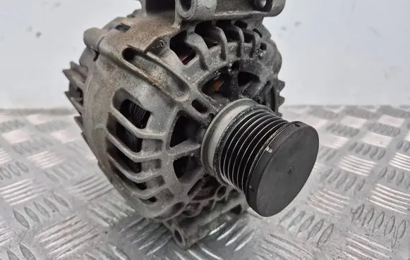 Mercedes-Benz E W212 Generator/alternator A0009067902 212029572 2617417A