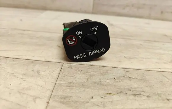 Volvo V50 Passenger airbag on/off switch 08697008