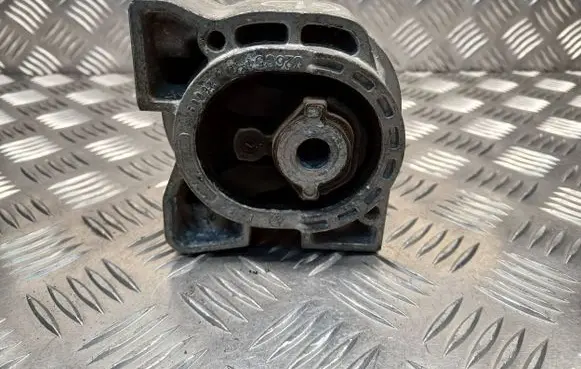 Engine mount bracket