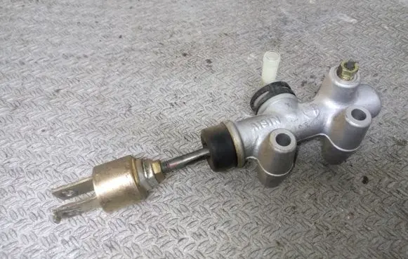 Toyota Avensis Verso Clutch master cylinder