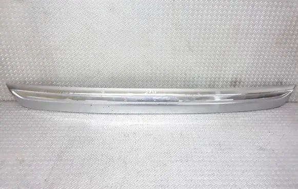 Trunk door license plate light bar