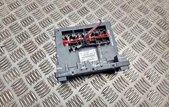 Volkswagen Golf V Fuse module 3C0937049AJ F005V00661 00830274