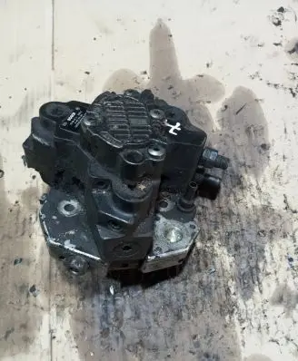 Volvo V70 Fuel injection high pressure pump 8689590