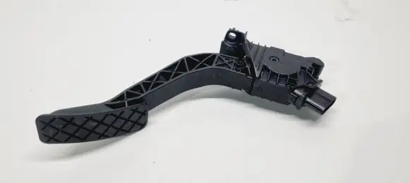 Accelerator throttle pedal