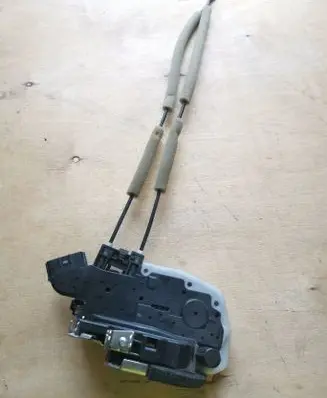 Nissan Leaf II (ZE1) Rear door lock