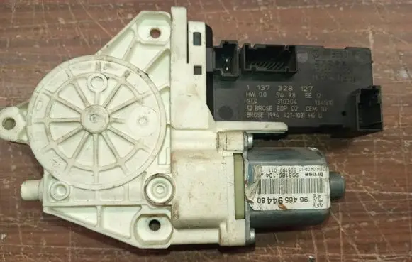 Peugeot 407 Front door window regulator motor 1137328127