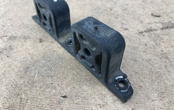 BMW 7 E65 E66 Muffler mount bracket/holder 7789668 18307789668