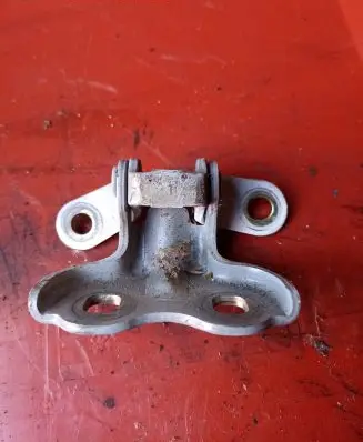 Opel Mokka X Front door upper hinge 555